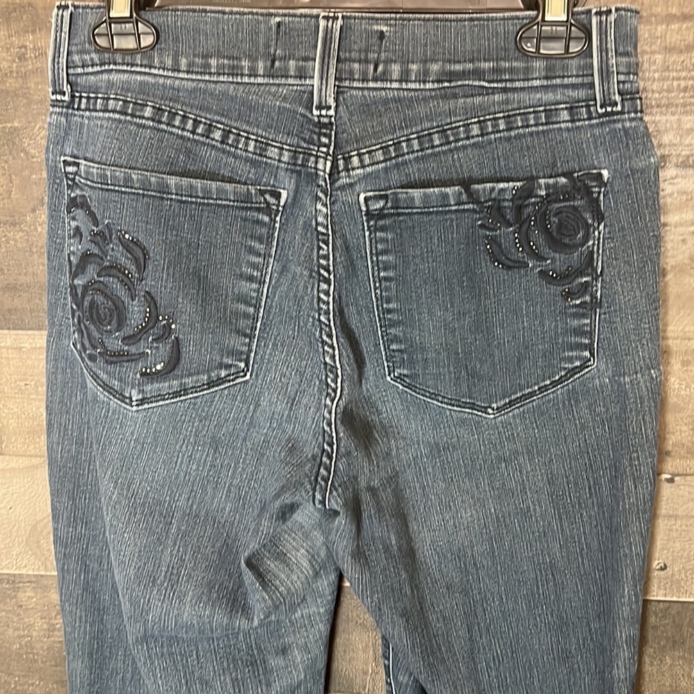 Nice NYDJ Blue Jeans with Roses on Pockets - Picture 5 of 9